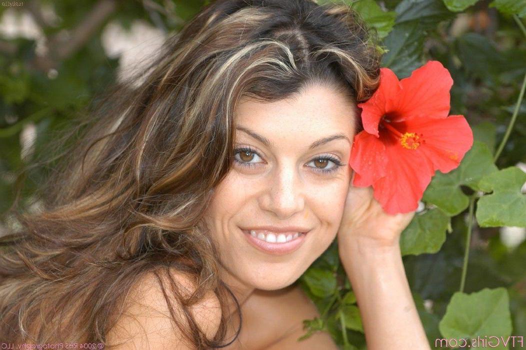 20P Pics and Vids of teen babe Isabel Camille spreading for your cock