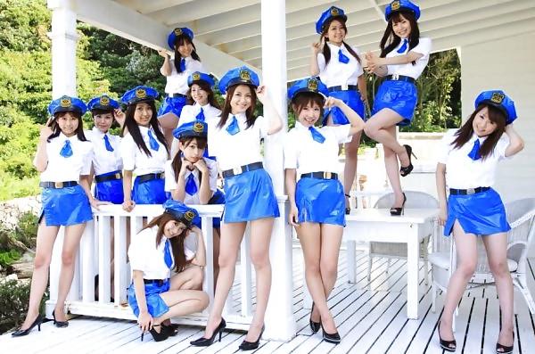 19P Teen in outrageous miniskirt
