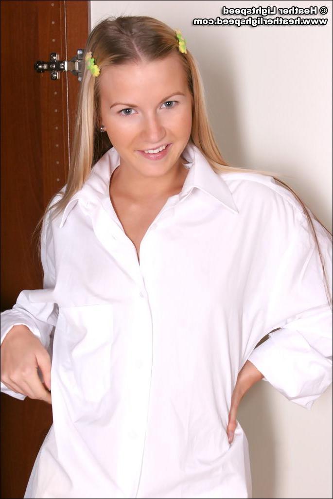 20P Pictures of teen model Heather Lightspeed showing you her tits
