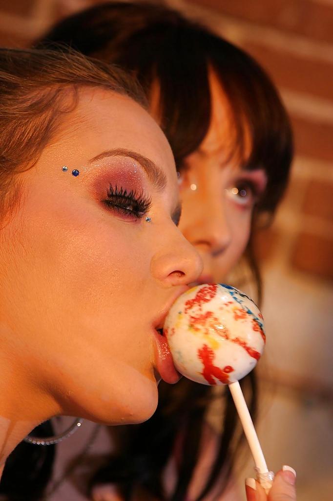 16P Lindy Lane & Natasha Nice make some steamy lesbian humping action
