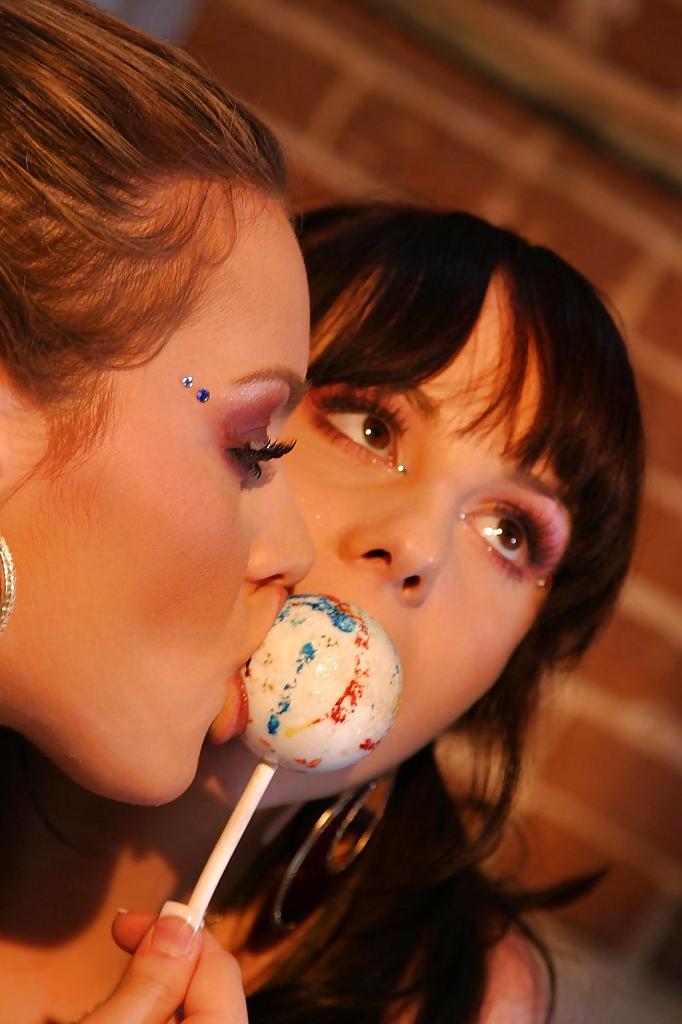 16P Lindy Lane & Natasha Nice make some steamy lesbian humping action