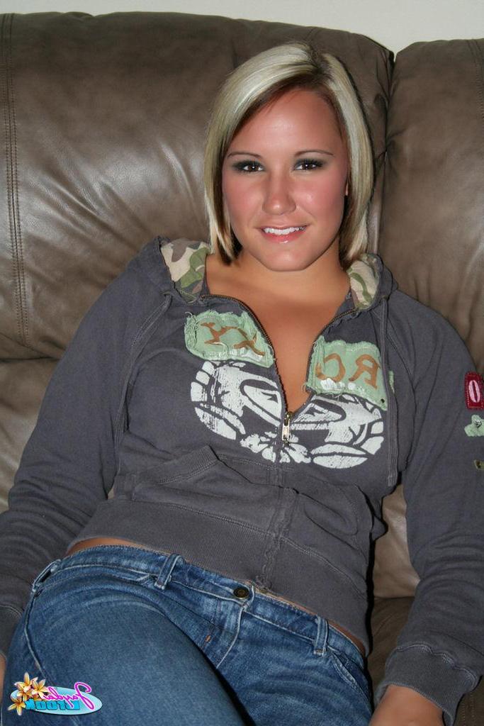 20P Pictures of teen amateur Jayda Brook teasing in her jeans