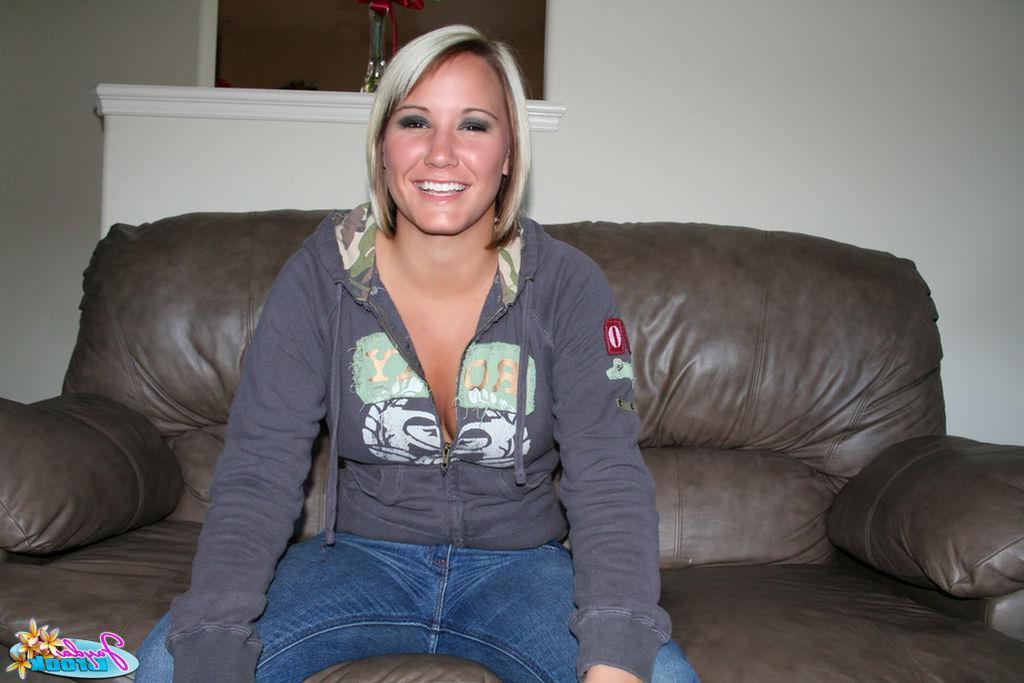 20P Pictures of teen amateur Jayda Brook teasing in her jeans