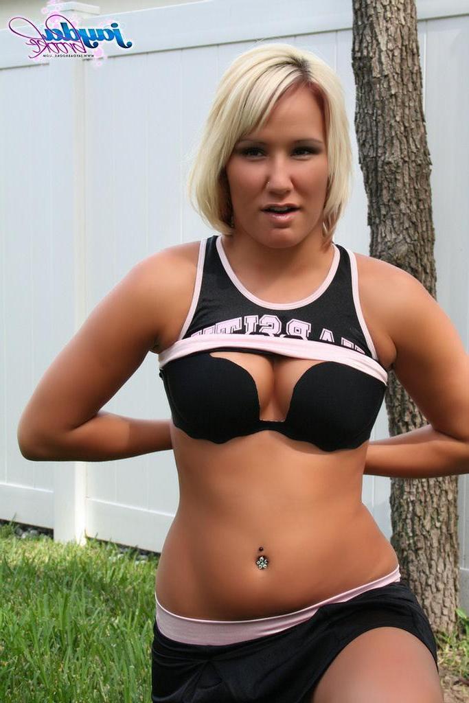 20P Pictures of Jayda Brook cheering for you in the back yard