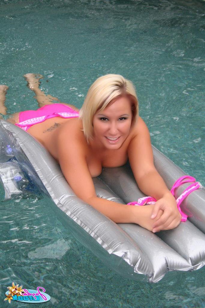 20P Pictures of teen Jayda Brook loosing her bikini top