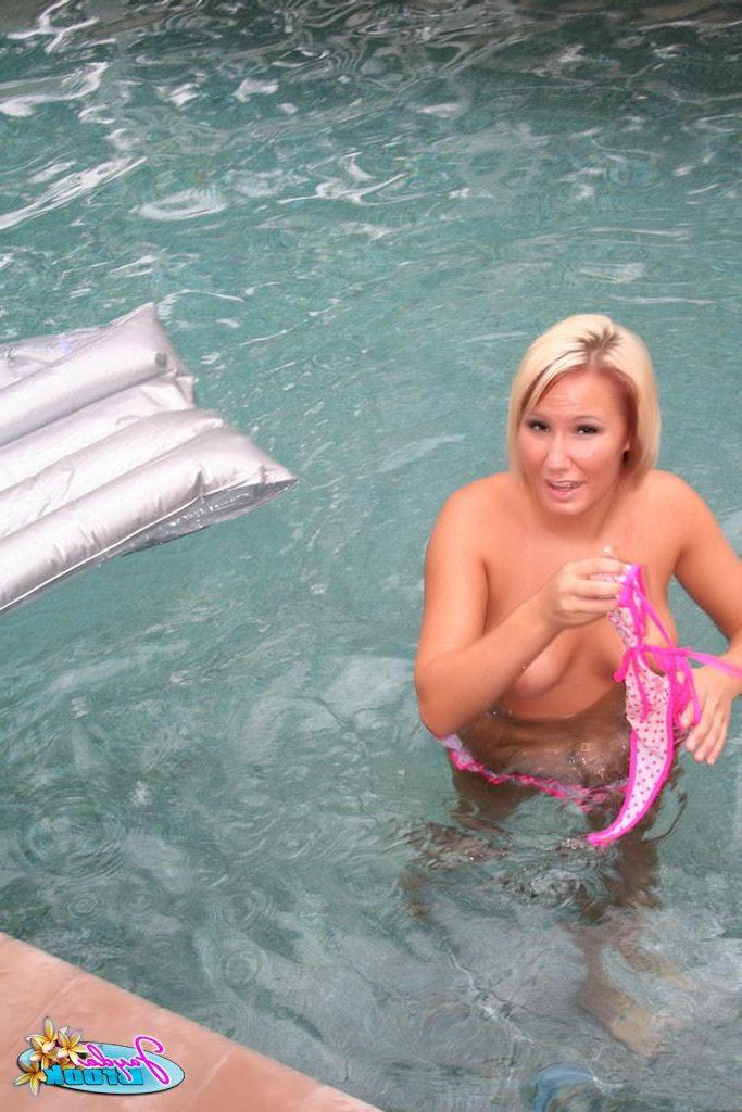 20P Pictures of teen Jayda Brook loosing her bikini top