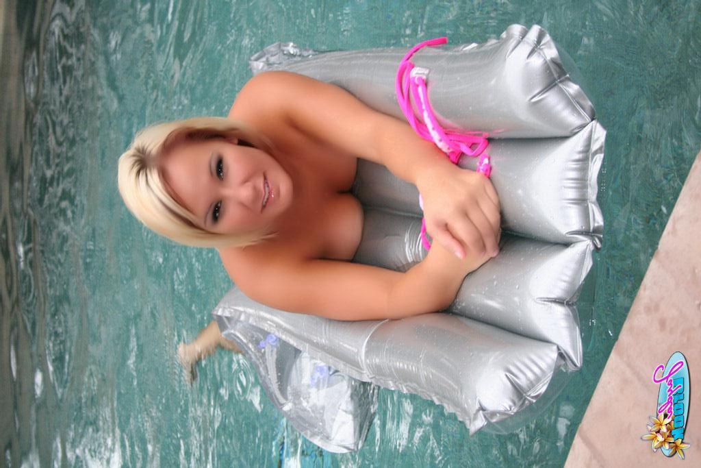 20P Pictures of teen Jayda Brook loosing her bikini top