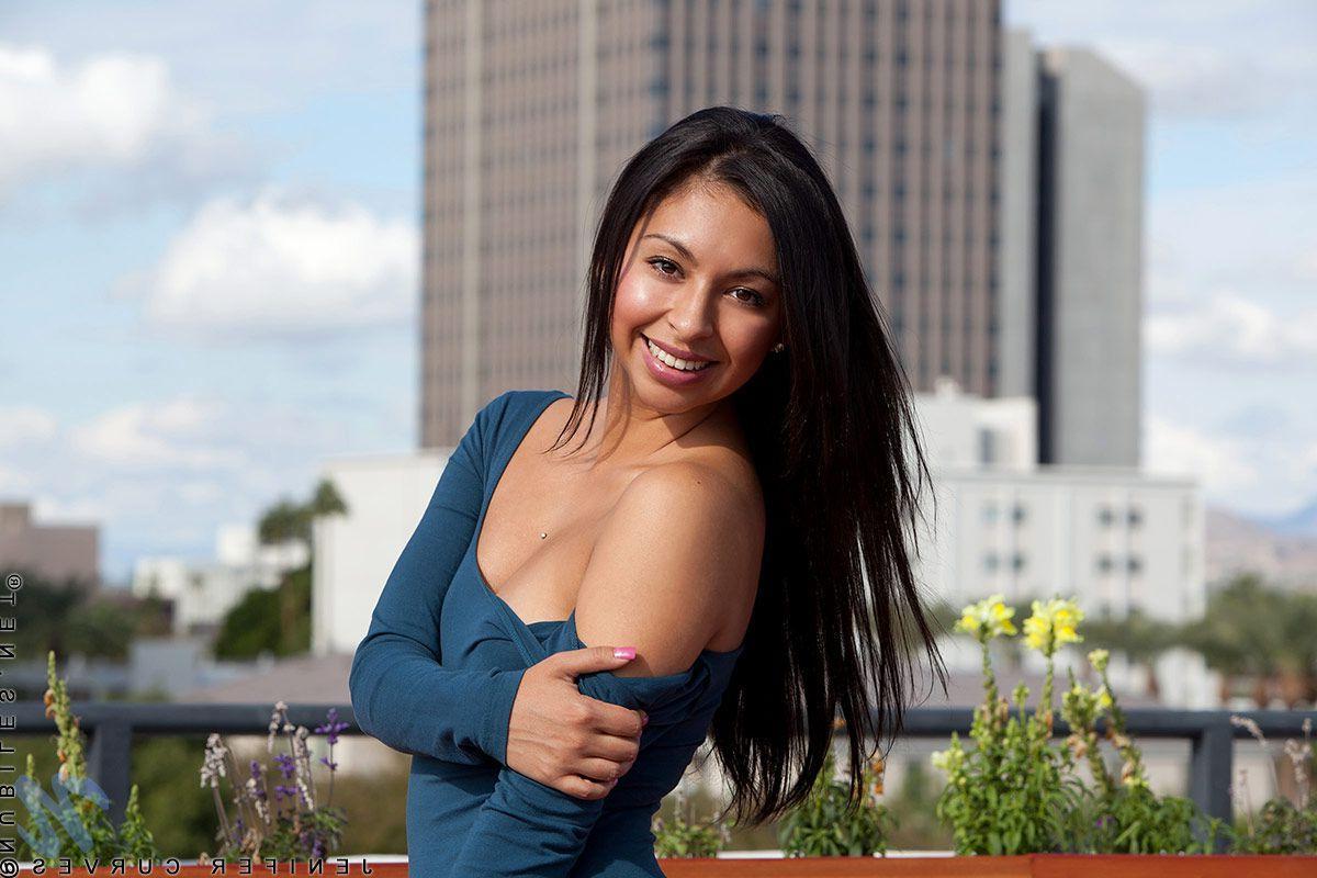 20P Pictures of Jenifer Curves giving a hot tease