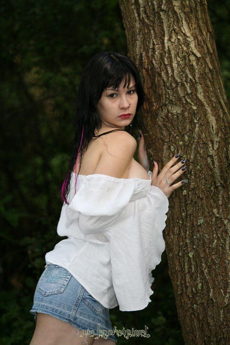 15P Pictures of teen Jennique Angel giving you a hot tease in the water