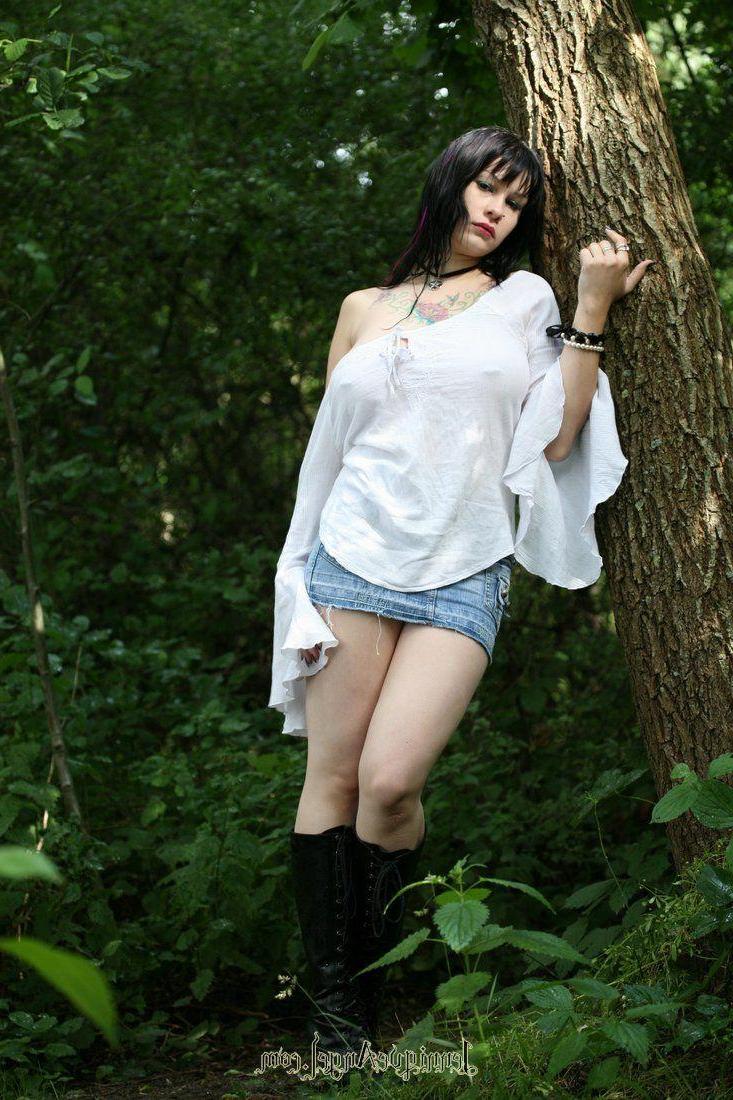 15P Pictures of teen Jennique Angel giving you a hot tease in the water