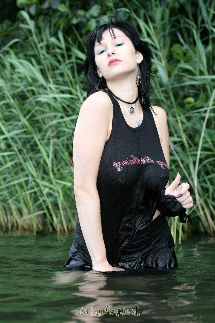 15P Pictures of teen Jennique Angel giving you a hot tease in the water