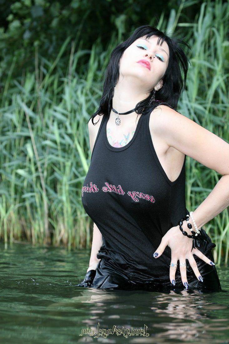15P Pictures of teen Jennique Angel giving you a hot tease in the water