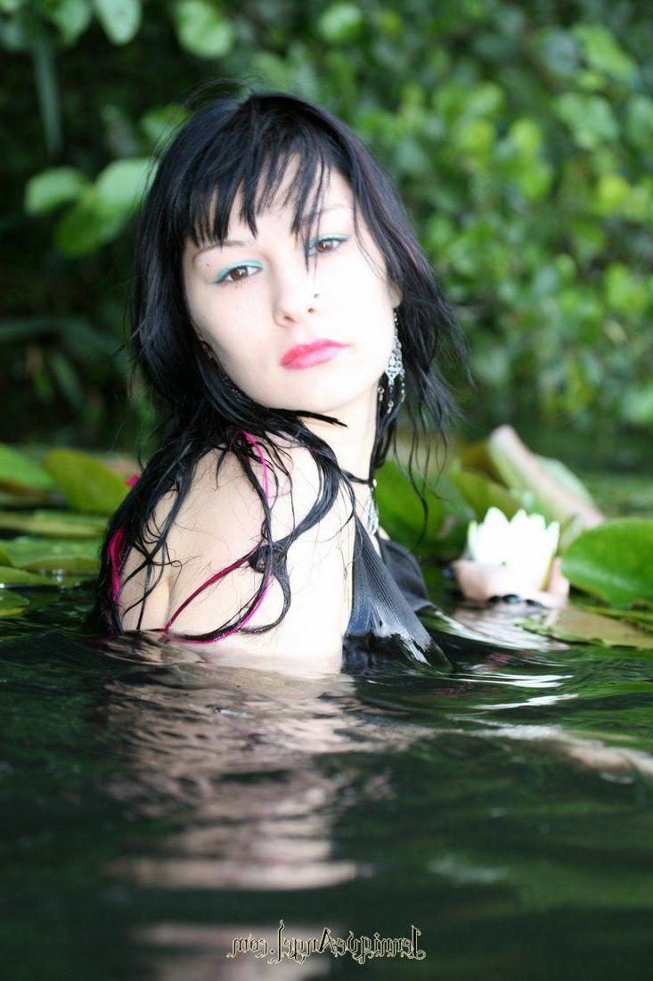 15P Pictures of teen Jennique Angel giving you a hot tease in the water