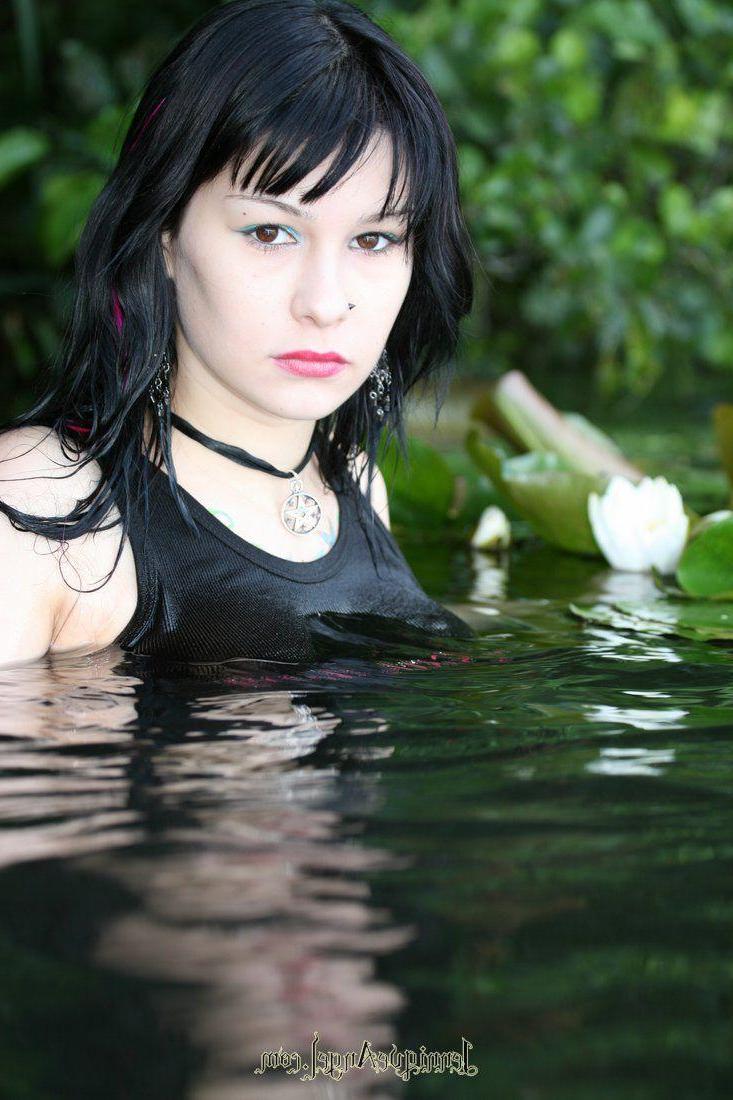 15P Pictures of teen Jennique Angel giving you a hot tease in the water