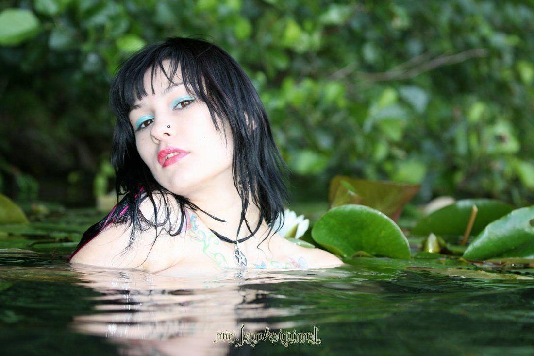 15P Pictures of teen Jennique Angel giving you a hot tease in the water