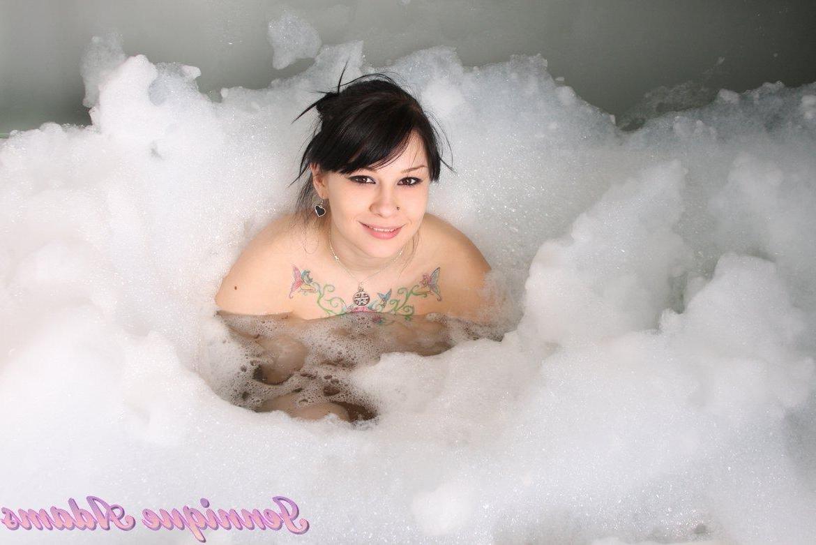 15P Pictures of busty teen Jennique Adams getting all wet while she thinks of you