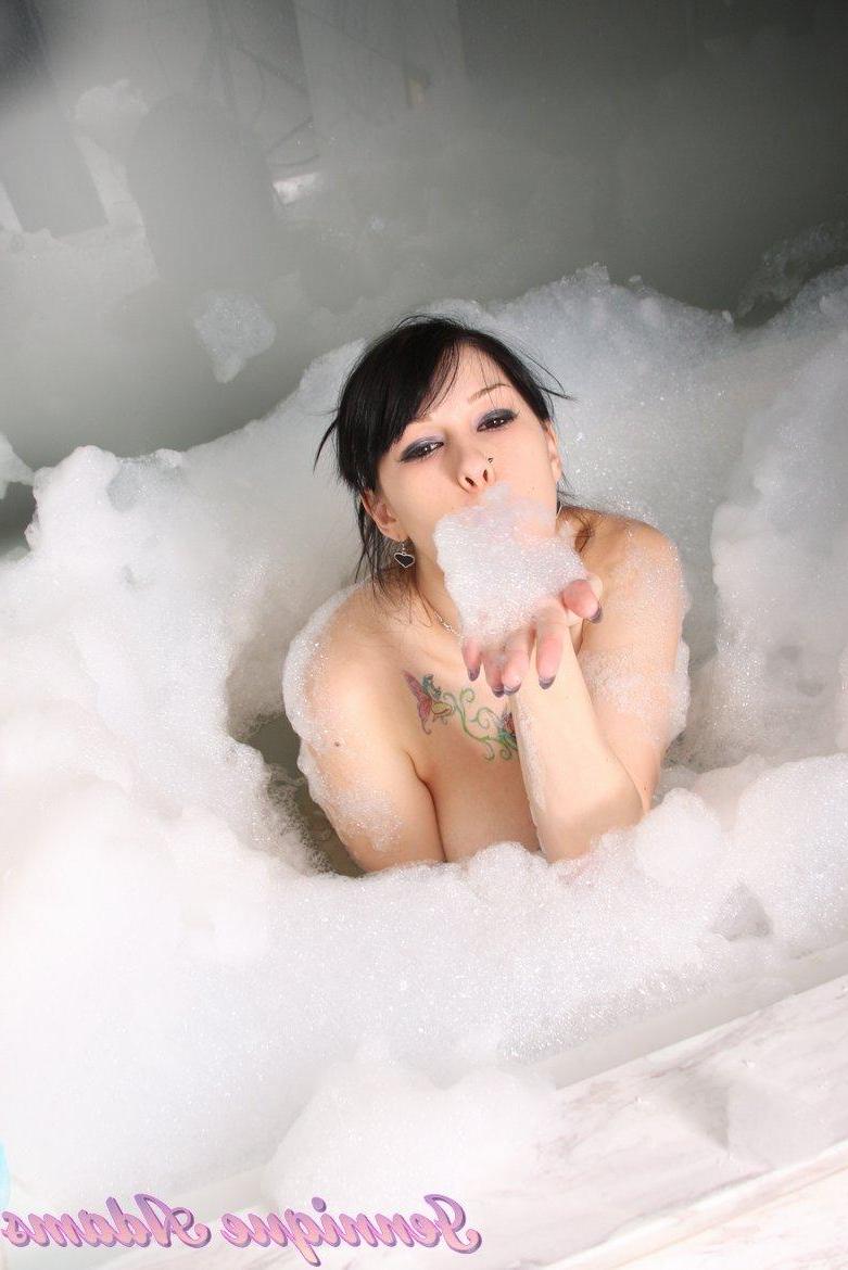 15P Pictures of busty teen Jennique Adams getting all wet while she thinks of you