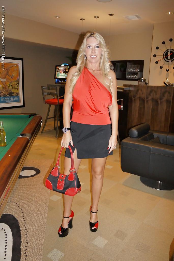 16P Wife with big hooters Wifey shows her sexy body on the pool table