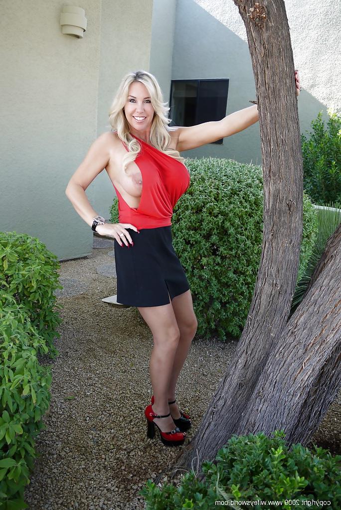 16P Wife with big hooters Wifey shows her sexy body on the pool table
