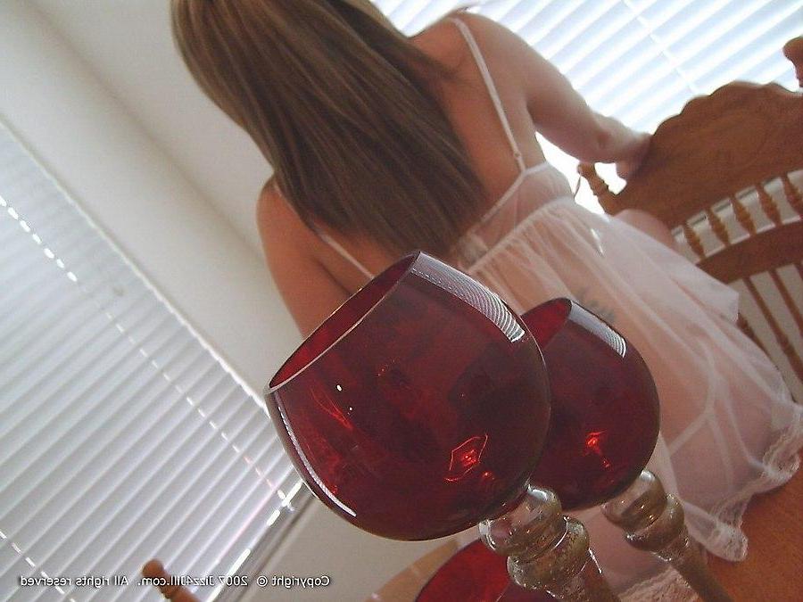 20P Pictures of Jizz 4 Jill showing off her boobs