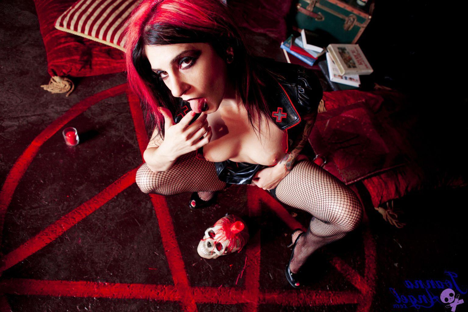 16P Pictures of teen model Joanna Angel giving you her pussy