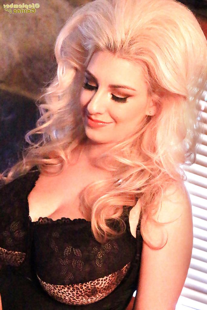16P Big haired blonde babe September Carrino letting huge knockers hang loose