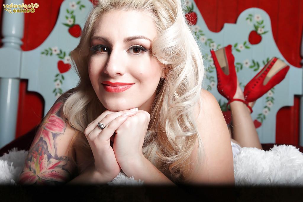16P Curvy blonde babe September Carrino posing for sexy glamour pics