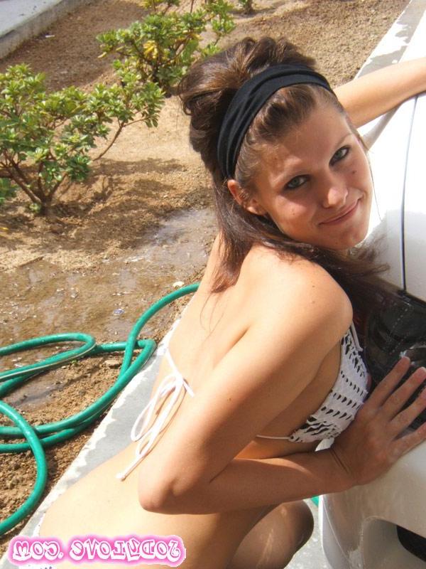 15P Pictures of Jody Love fixing her car in a bikini