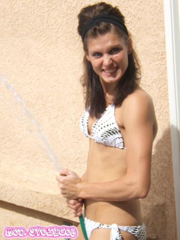 15P Pictures of Jody Love fixing her car in a bikini