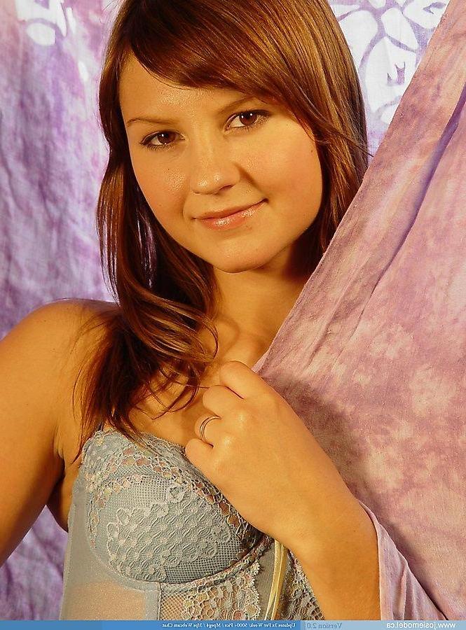 20P Pictures of teen Josie Model showing her boobs