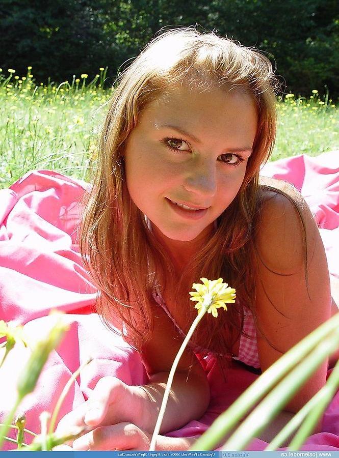 20P Pictures of Josie Model stripping nude outside