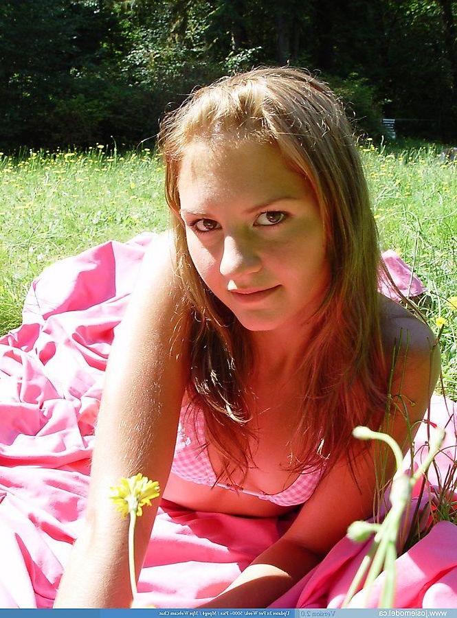 20P Pictures of Josie Model stripping nude outside