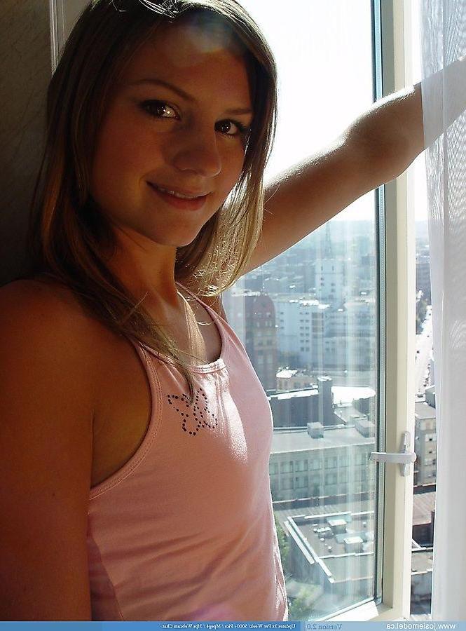 20P Pictures of Josie Model stripping on the floor
