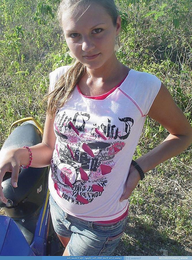 20P Pictures of Josie Model showing her tits outside