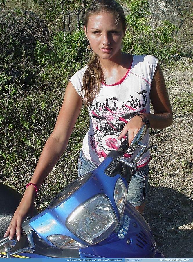 20P Pictures of Josie Model showing her tits outside