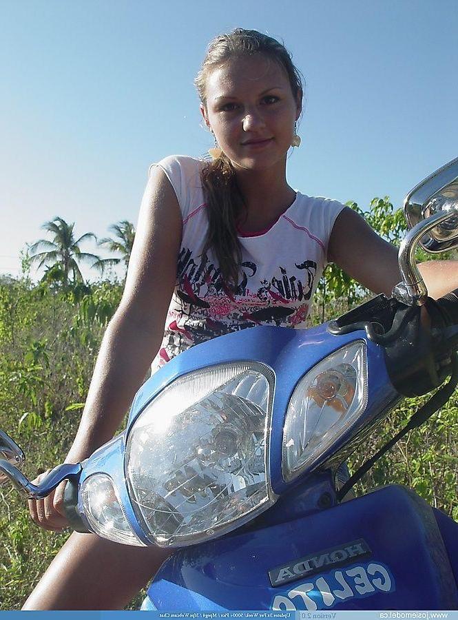 20P Pictures of Josie Model showing her tits outside