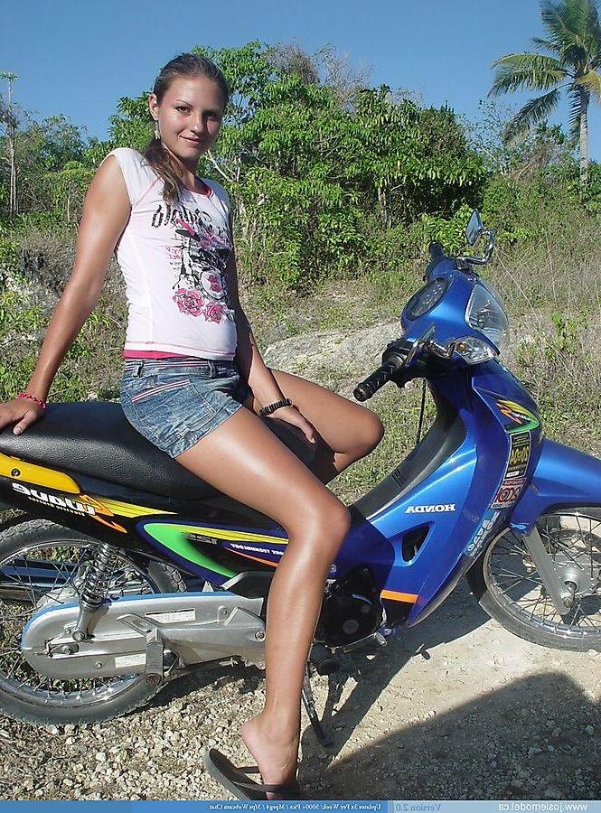 20P Pictures of Josie Model showing her tits outside