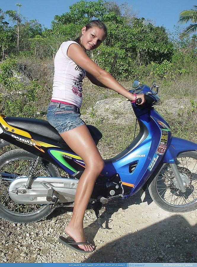 20P Pictures of Josie Model showing her tits outside