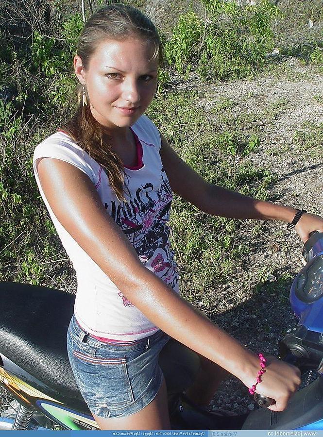 20P Pictures of Josie Model showing her tits outside