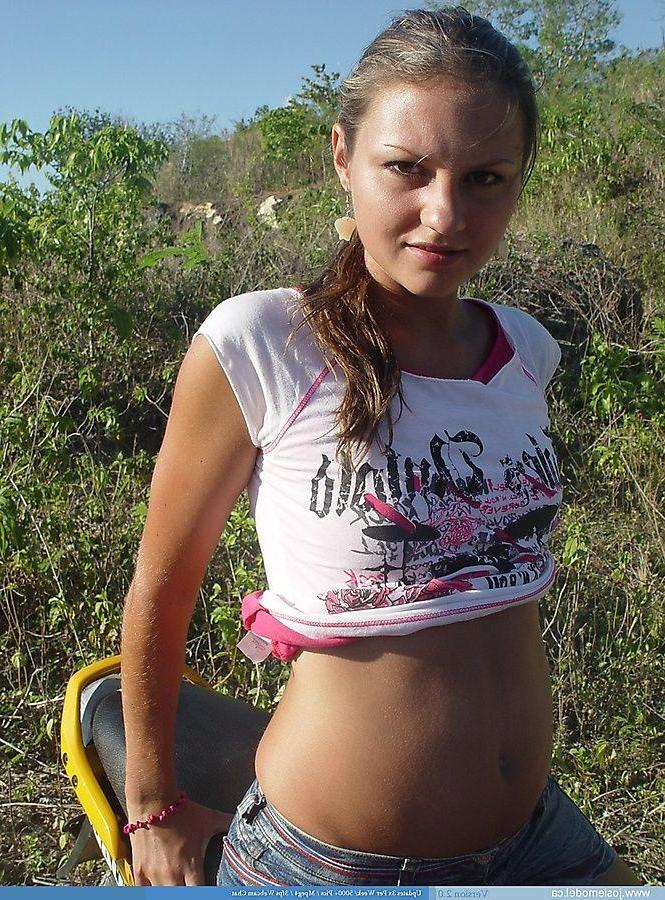 20P Pictures of Josie Model showing her tits outside