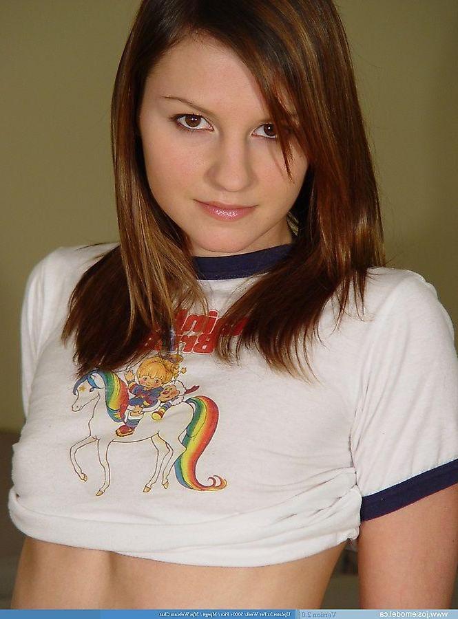 20P Pictures of Josie Model stripping naked for you