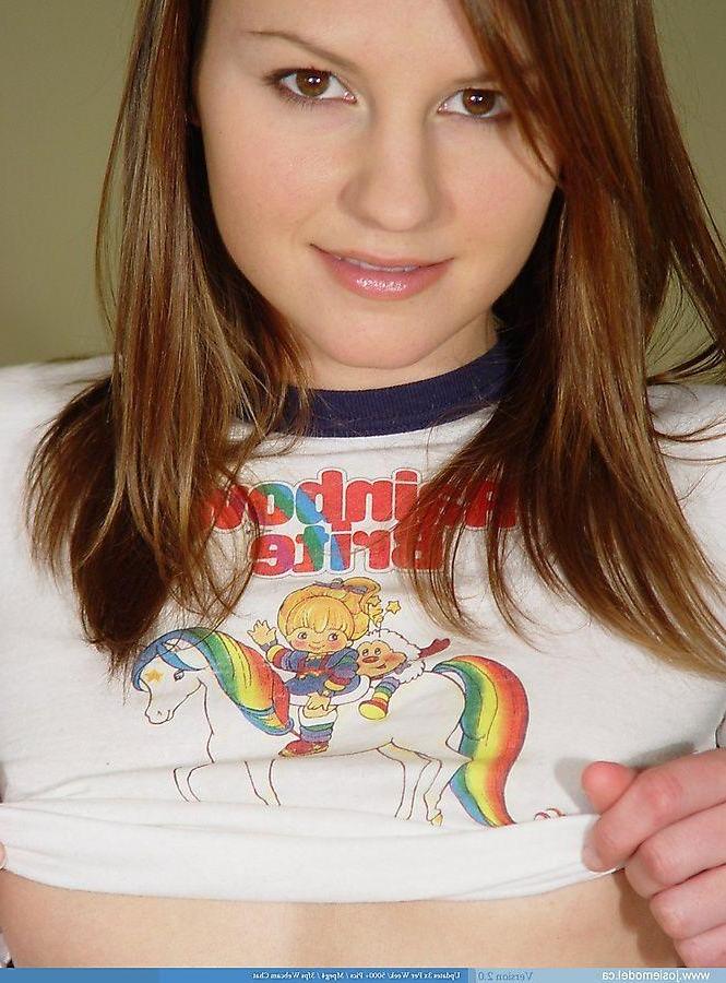 20P Pictures of Josie Model stripping naked for you