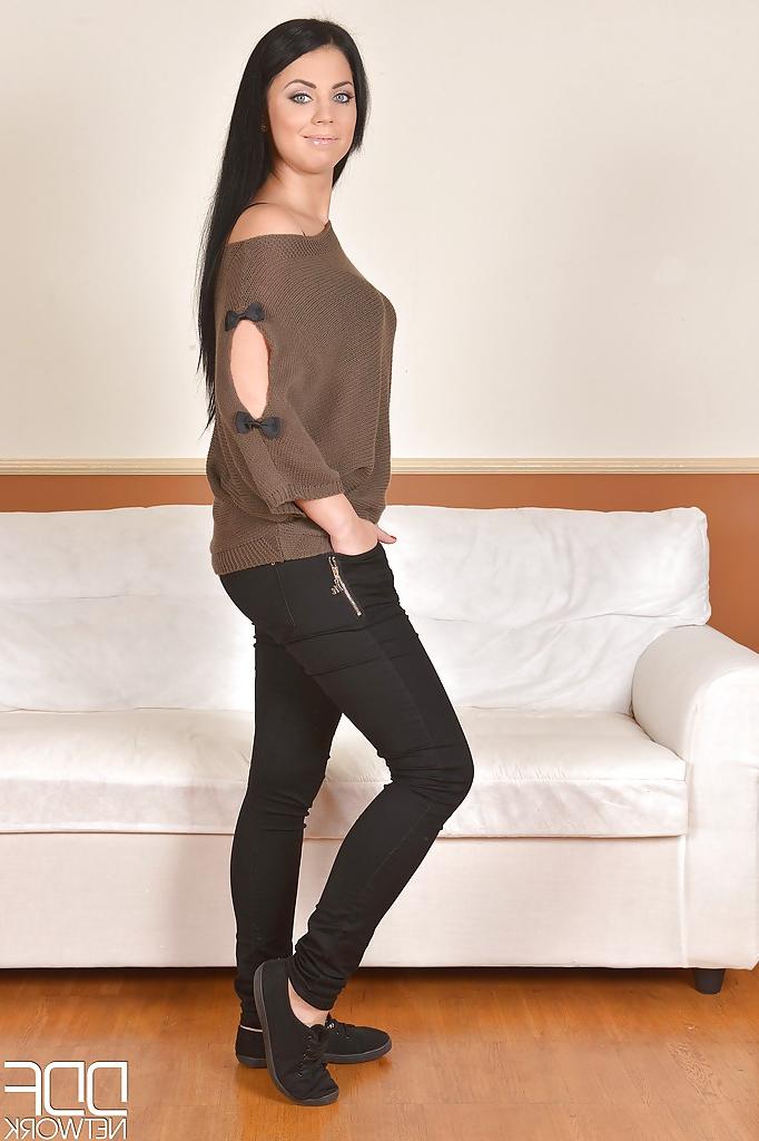 16P Leggy Euro babe Suzy Fox showing off sexy bare feet after jeans removal