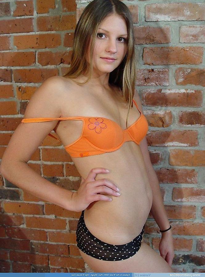 20P Bilder von Josie Model, die ihre Titten zeigt