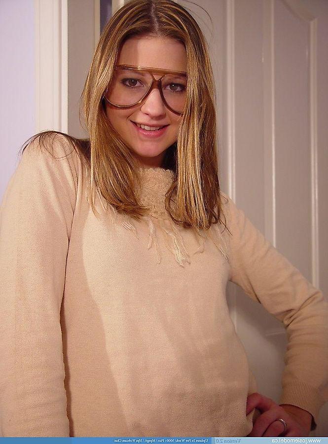 20P Pictures of Josie Model teasing in her underwear