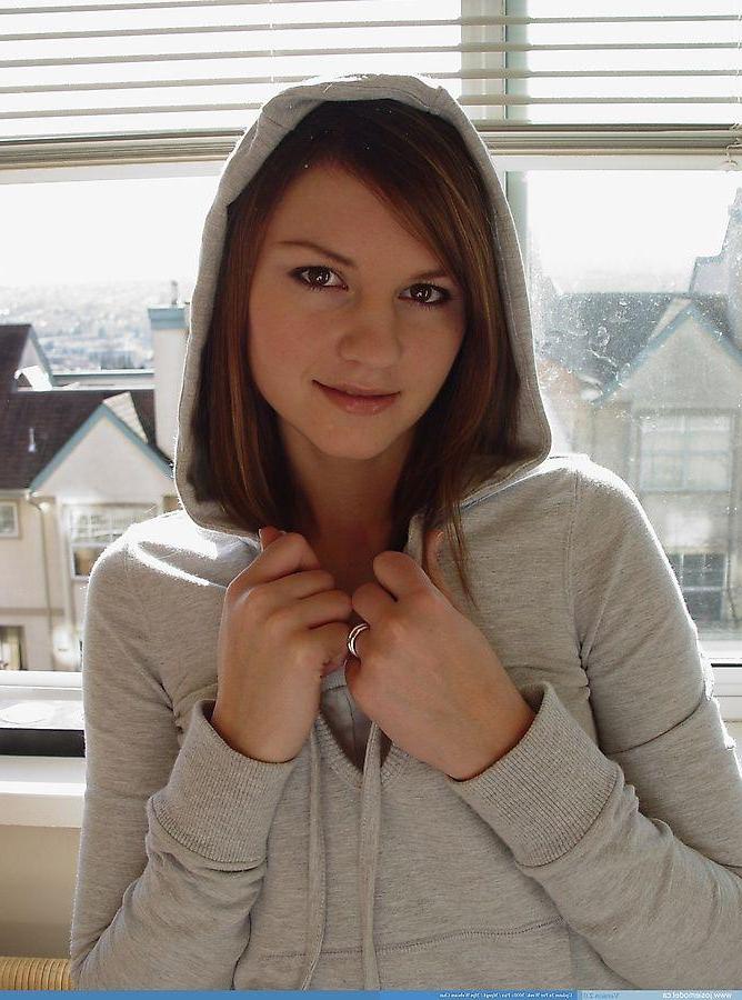 20P Pictures of Josie Model showing her boobs
