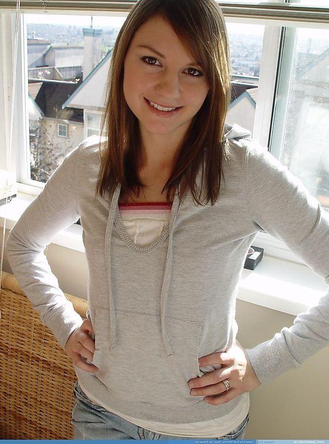 20P Pictures of Josie Model showing her boobs