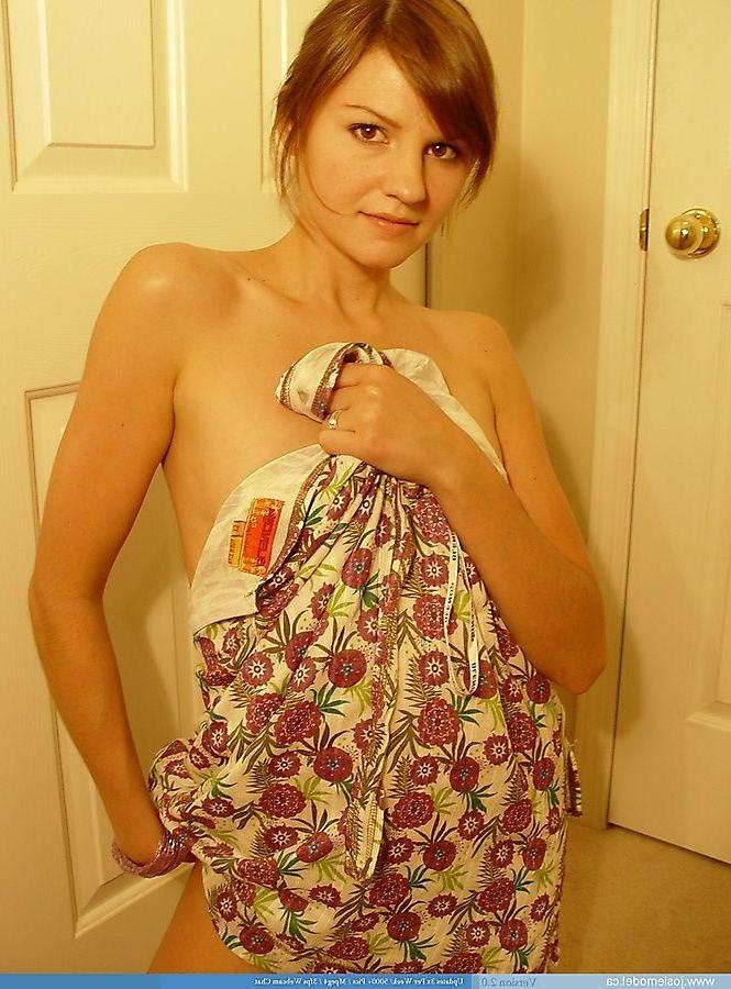 20P Pictures of Josie Model showing her tits