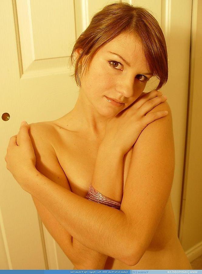 20P Pictures of Josie Model showing her tits