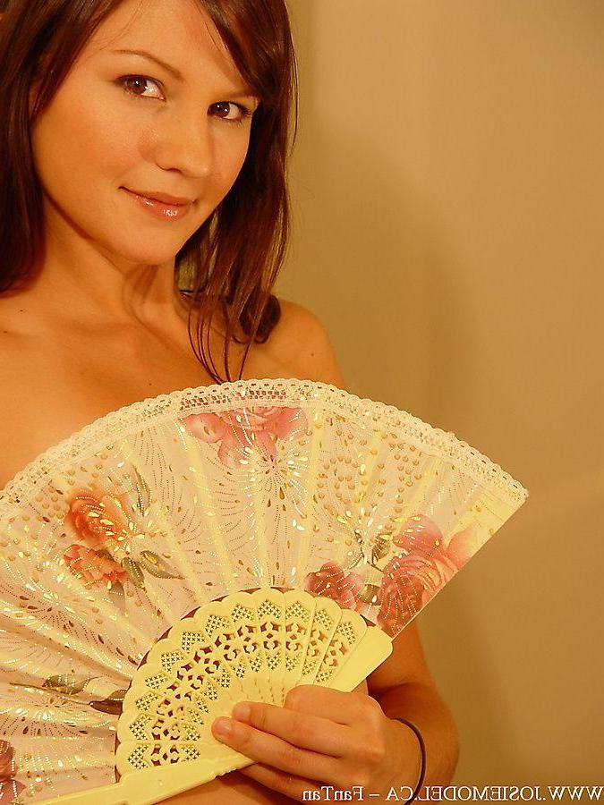 20P Pictures of Josie Model showing off witha fan